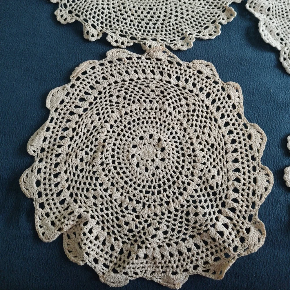 Lot of four vintage crochet beige doilies are made of cotton, 12